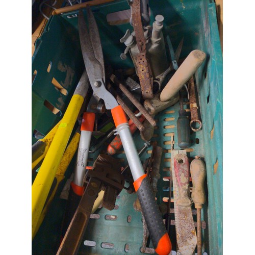 1072 - Green box of tools inc 3 pairs of shears, blowtorch, carjack & large monkey wrench etc