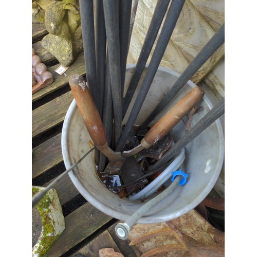 1157 - Chimney rods plus 5 long handled tools in a grey plastic tub