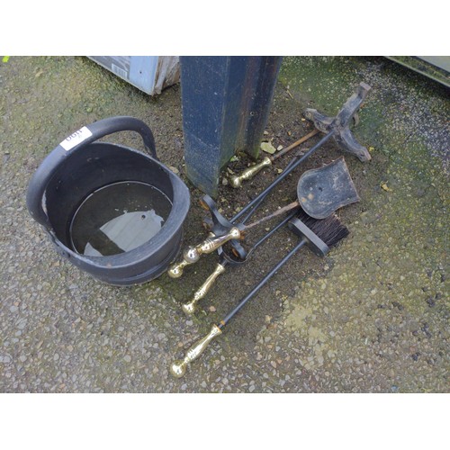 1190 - small Coal bucket and companion set