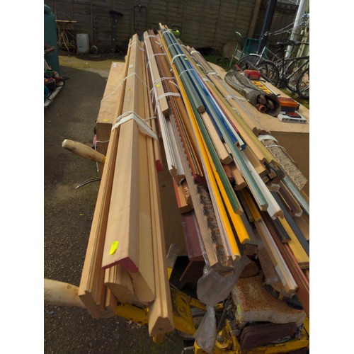 1234 - Large quantity of picture frame making lengths