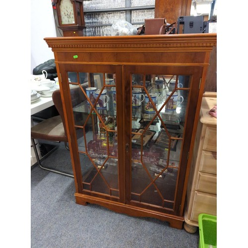 105 - Glazed display cabinet W87 x D44 x H123cm