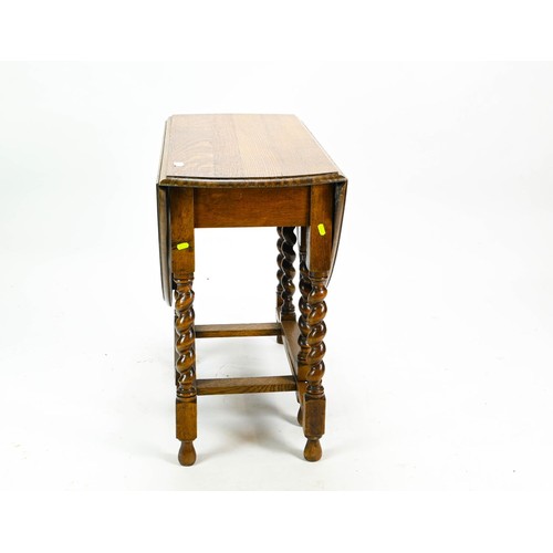 136 - Oak Gate leg drop leaf table. W90 L120 H73 cm