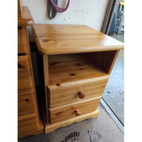 1125 - 8 drawer dressing table 140 x 44 x 72cm, stool and small 2 drawer bedside unit 43 x 44 x 62cm . ... 