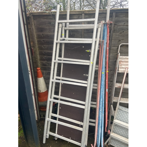 1239A - Large decorators platform. H214 cm approximately 