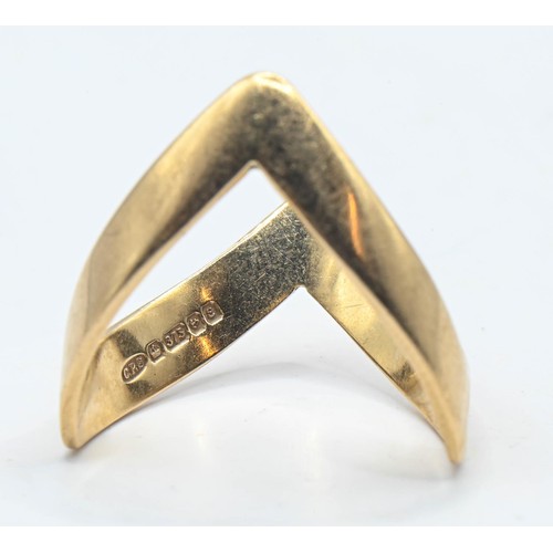 159 - 9ct gold wish bone ring. Size P. Gross weight 2.69g.