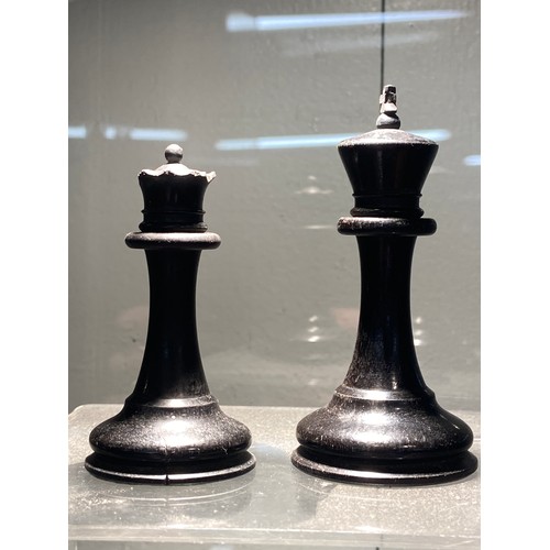 406 - Case of Jaques Staunton weighted chess men in boxwood and ebony, 'Anderson Drop Jaw' knights, circa ... 