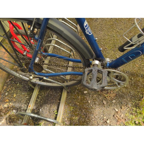 525 - Dawes discovery 401 mountain bike with front suspension and 24 gears. rear rack 