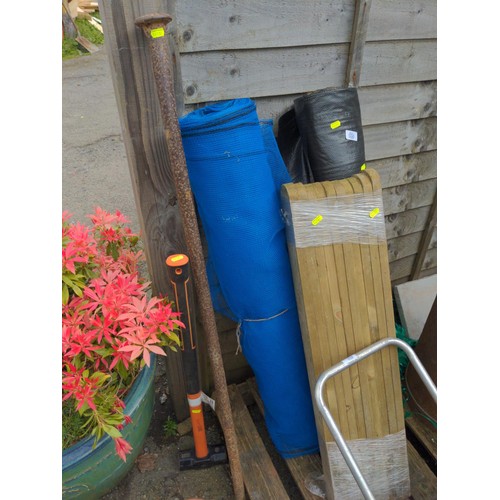 550 - 2 rolls of different netting, weed control, 10 mx wooden posts, sledge hammer & breaker bar