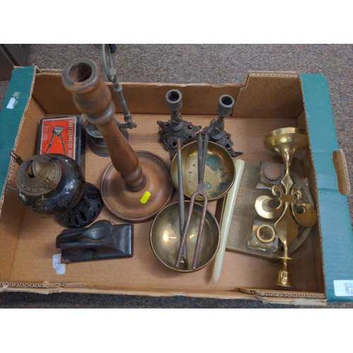 87 - Assorted metal items including bronze candle sticks, brass bowls etc.