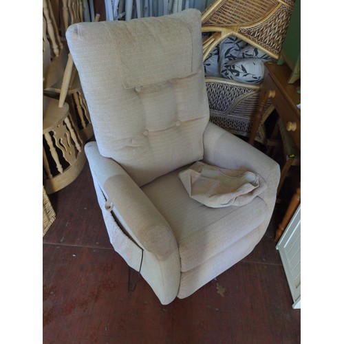 901 - Electric riser recliner, fabric upholstery in good clean condition