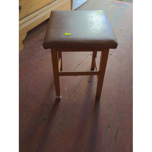 902 - Small vinyl topped stool, ht. 46cm