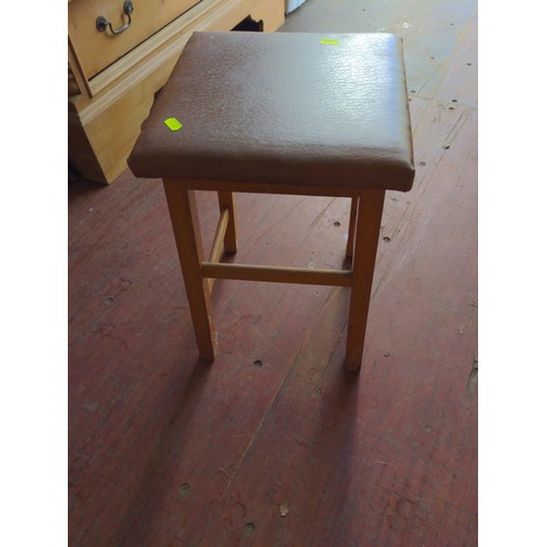 902 - Small vinyl topped stool, ht. 46cm