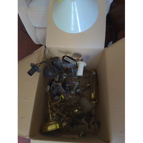 913 - Box of mostly brass light fittings inc. ceiling pendant and chandeliers, all untested working order ... 