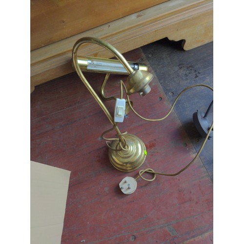 913 - Box of mostly brass light fittings inc. ceiling pendant and chandeliers, all untested working order ... 