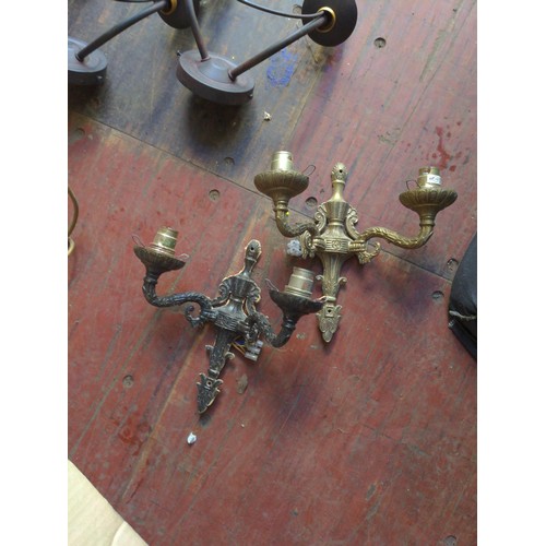 913 - Box of mostly brass light fittings inc. ceiling pendant and chandeliers, all untested working order ... 