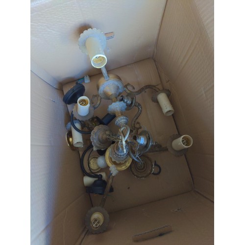 913 - Box of mostly brass light fittings inc. ceiling pendant and chandeliers, all untested working order ... 