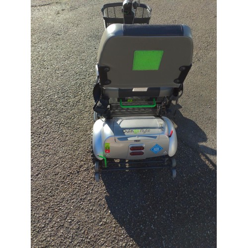 926 - Quingo Flyte folding mobility scooter together with loading/storage aluminium car ramp