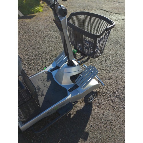 926 - Quingo Flyte folding mobility scooter together with loading/storage aluminium car ramp