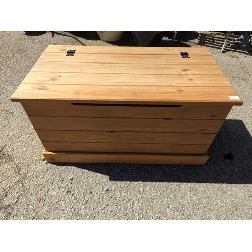 929 - Mexican pine blanket box, includes blanket. W91cm D50cm H47cm