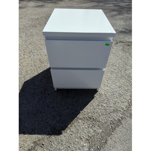 933 - Contemporary 2 drawer bedside unit. W40cm D48cm H55cm