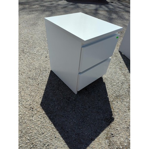 933 - Contemporary 2 drawer bedside unit. W40cm D48cm H55cm