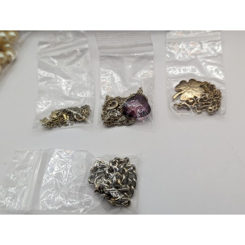 256 - Tin of gold tone jewellery