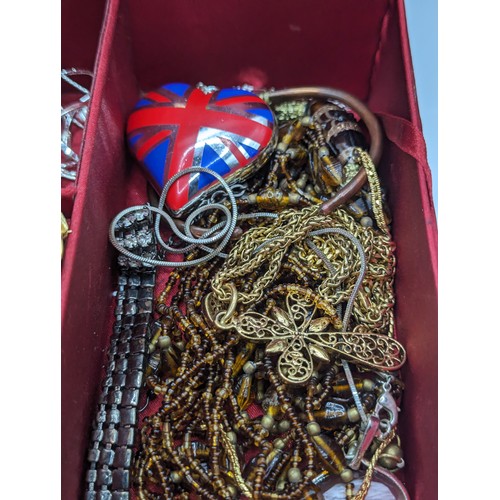 257 - Red box including 0.28 gram scrap 9ct gold, small quantity of silver jewellery including scrap, cost... 