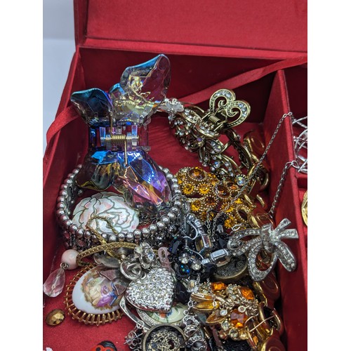 257 - Red box including 0.28 gram scrap 9ct gold, small quantity of silver jewellery including scrap, cost... 