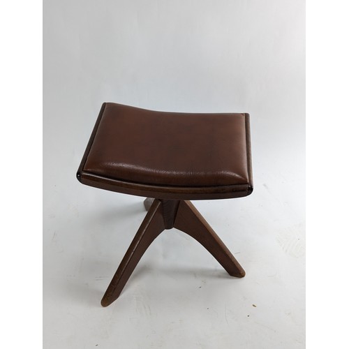 509A - Three legged stool with leather seat 40 x 31 x 46cm