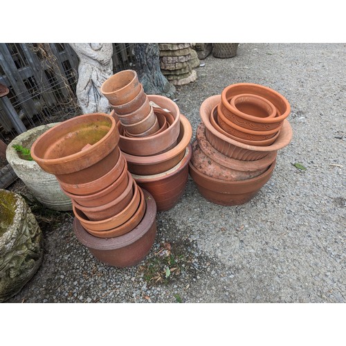 31 - Large quantity of assorted terracotta pots, largest ht. 23cm