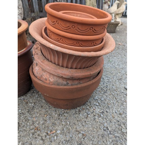 31 - Large quantity of assorted terracotta pots, largest ht. 23cm