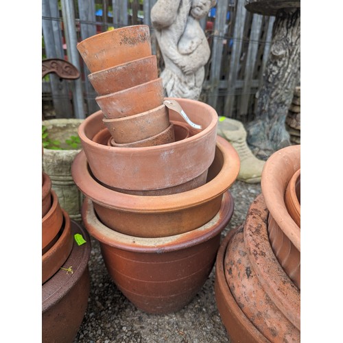 31 - Large quantity of assorted terracotta pots, largest ht. 23cm