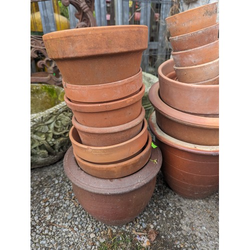 31 - Large quantity of assorted terracotta pots, largest ht. 23cm