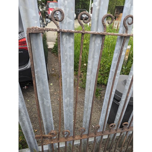 38 - Cast iron gate 122 x ht.144cm