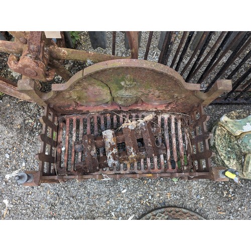 40 - Cast iron fire grate W57 x D26 x H44cm