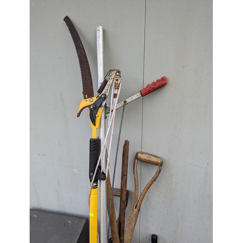 101 - Quantity of assorted long handled tools