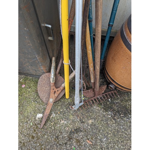 101 - Quantity of assorted long handled tools