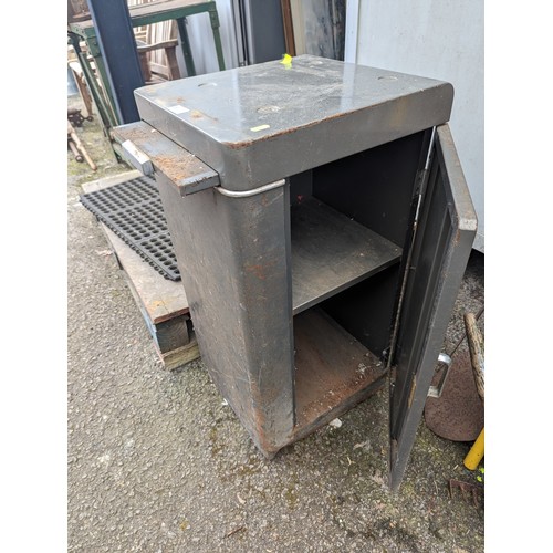 100 - Metal workbench cupboard W37 x D41 x H81cm