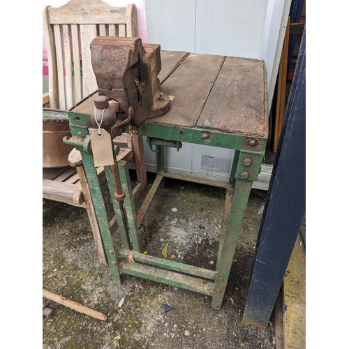 97 - Work bench with Record 83 vice W69 x D49 x H81cm (work bench)