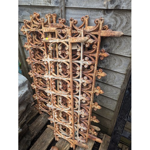 85 - Cast iron garden edging x eight sections L83 x H34cm