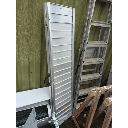 138 - Folding set of scooters/wheelchair ramps  L152cm