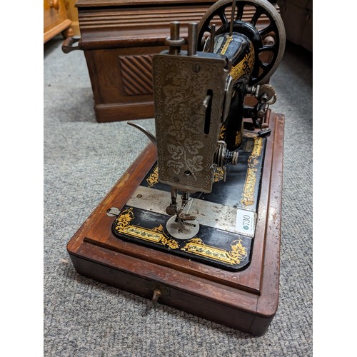 730 - Manual singer sewing machine is case J1563240 stamped to base