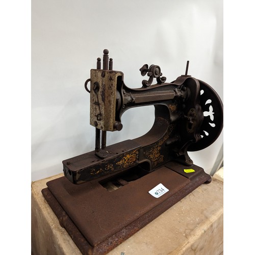 734 - vintage manual sewing machine 