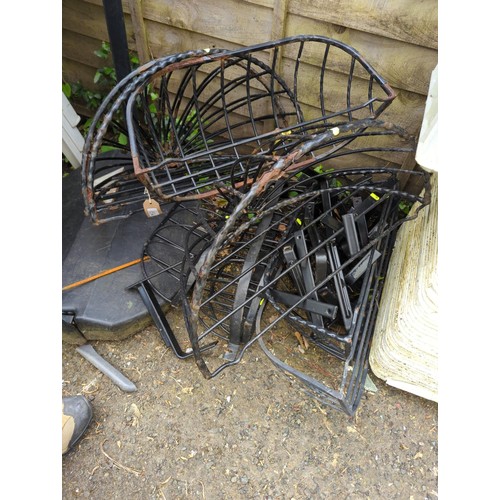 125 - Quantity of wall hanging baskets and brackets