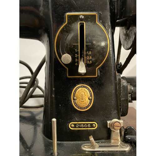 734A - Electric Singer sewing machine with lamp and peddle