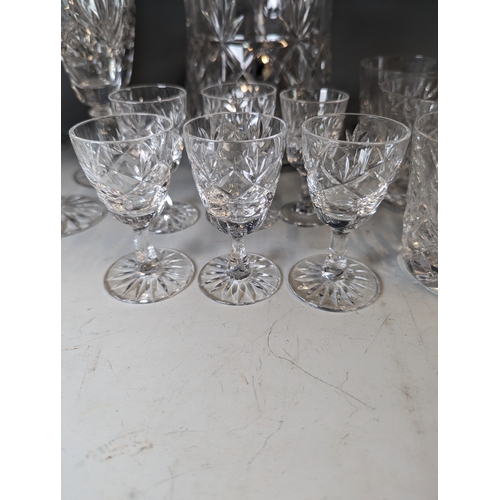 548 - 25 pieces of cut glass