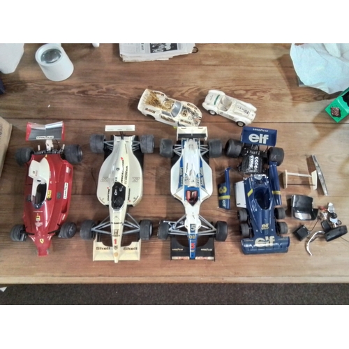 573 - 4 x Large plastic model F1 cars + 2 other plastic models AF