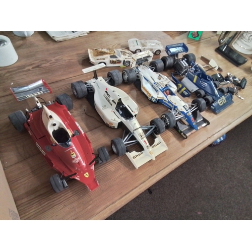 573 - 4 x Large plastic model F1 cars + 2 other plastic models AF