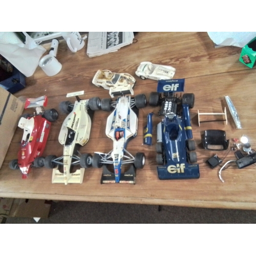 573 - 4 x Large plastic model F1 cars + 2 other plastic models AF