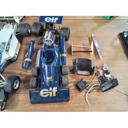 573 - 4 x Large plastic model F1 cars + 2 other plastic models AF